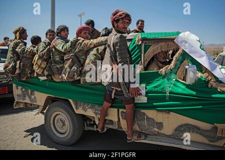 09 mars 2021, Yémen, Sanaa : des membres armés du mouvement rebelle Houthi se déplacent dans un véhicule lors d'un cortège funèbre tenu pour des combattants houthistes qui auraient été tués lors de récents combats avec les forces gouvernementales yéménites soutenues par l'Arabie saoudite. Photo: Hani al-ANSI/dpa Banque D'Images