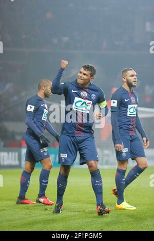 THIAGO SILVA (PSG) a marqué un but et célèbre avec Lucas Rodrigues Moura da Silva (psg), Layvin Kurzawa (psg) lors du match de football de la coupe française, ronde 64, entre Paris Saint-Germain et SC Bastia le 7 janvier 2017 au stade du Parc des Princes à Paris, France - photo Stephane Allaman / DPPI Banque D'Images