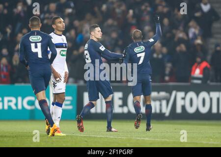 Lucas Rodrigues Moura da Silva (psg) a marqué un but par pénalité et célèbre, Julian Draxler (PSG), Layvin Kurzawa (psg) lors du match de football de la coupe française, ronde 64, entre Paris Saint-Germain et SC Bastia le 7 janvier 2017 au stade du Parc des Princes à Paris, France - photo Stephane Allaman / DPPI Banque D'Images