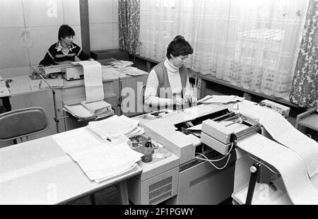 15 octobre 1981, Saxe, Delitzsch: Femmes travaillant dans un laboratoire de microélectronique fin 1981. Date exacte de la photo inconnue. Photo: Volkmar Heinz/dpa-Zentralbild/ZB Banque D'Images