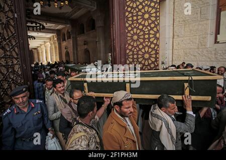 09 mars 2021, Yémen, Sanaa : les partisans houthistes portent les coffres des membres du mouvement rebelle Houthi lors de leurs funérailles, après qu'ils aient été tués lors de récents combats avec les forces gouvernementales yéménites soutenues par l'Arabie saoudite. Photo: Hani al-ANSI/dpa Banque D'Images