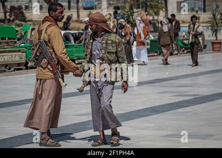 09 mars 2021, Yémen, Sanaa : des membres armés du mouvement rebelle houthi assistent à un cortège funèbre organisé pour les combattants houthistes qui auraient été tués lors de récents combats avec les forces gouvernementales yéménites soutenues par l'Arabie saoudite. Photo: Hani al-ANSI/dpa Banque D'Images