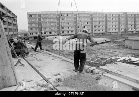 15 octobre 1981, Saxe, Delitzsch: De nouveaux blocs d'appartements sont construits dans la campagne ouverte fin 1981, à la périphérie de la ville de Delitzsch dans la nouvelle zone de développement de logements de Delitzsch Nordwest. Date exacte de la photo inconnue. Photo: Volkmar Heinz/dpa-Zentralbild/ZB Banque D'Images