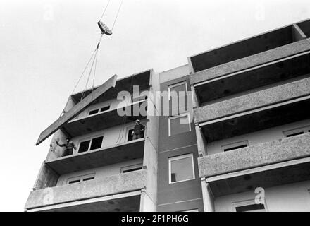 15 octobre 1981, Saxe, Delitzsch: De nouveaux bâtiments sont construits dans la campagne ouverte fin 1981, à la périphérie de la ville de Delitzsch dans la nouvelle zone de développement de logements Delitzsch Nordwest. Date exacte de la photo inconnue. Photo: Volkmar Heinz/dpa-Zentralbild/ZB Banque D'Images