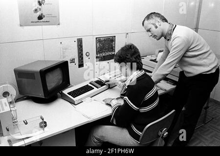 15 octobre 1981, Saxe, Delitzsch: Vote fin 1981 dans un laboratoire de microélectronique. Date exacte de l'enregistrement inconnue. Photo: Volkmar Heinz/dpa-Zentralbild/ZB Banque D'Images