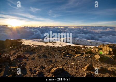 Lever de soleil sur le glacier de Decken au sommet du mont Kilimanjaro, Uhuru Peak, Tanzanie, Afrique Sonnenaufgang über dem DECKENGLETSCHER, Gletscher auf dem Kil Banque D'Images