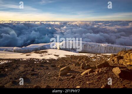 Lever de soleil sur le glacier de Decken au sommet du mont Kilimanjaro, Uhuru Peak, Tanzanie, Afrique Sonnenaufgang über dem DECKENGLETSCHER, Gletscher auf dem Kil Banque D'Images