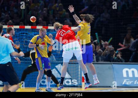 MOLLGAARD Henrik (DEN - Danemark) (PSG) a marqué un nouveau but contre APPELGREN Mikael (SWE - Suède), GOTTFRIDSSON Jim (SWE - Suède), NILSSON Andreas (SWE - Suède) lors du Championnat du monde de handball masculin France 2017, Groupe D, match de handball entre le Danemark et la Suède, le 16 janvier, 2017 au Accorhotels Arena de Paris, France - photo Stephane Allaman / DPPI Banque D'Images