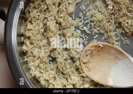 Cuisson du riz et cuisson dans le ghee sur la poêle d'acier, processus de cuisson de la cuisine asiatique indienne basmati ghee plat de riz avec Banque D'Images