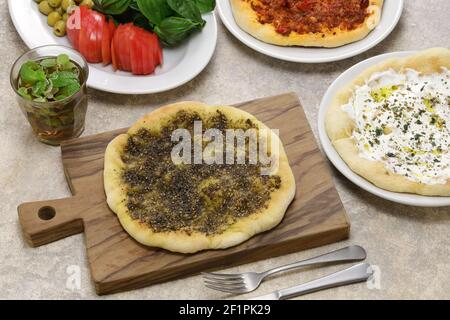manakesh, pizza au lebantine, garniture avec zaatar (thym), lagneh (yaourt tendu) et bœuf au tétras Banque D'Images