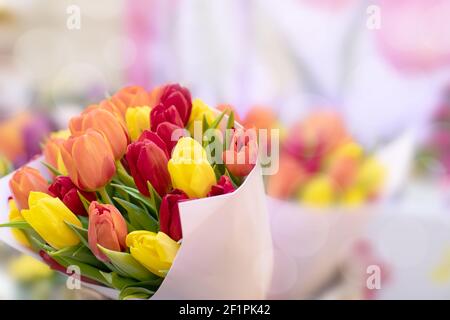 Bouquet de tulipes enveloppées de papier à vendre. Espace de copie libre pour votre conception Banque D'Images