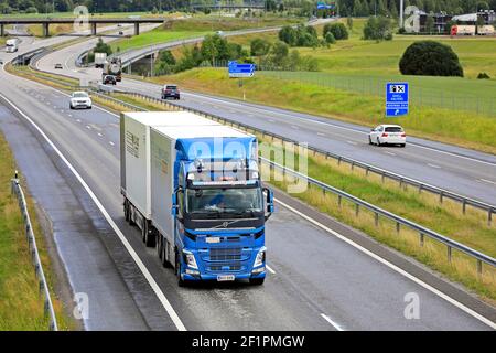 Magnifiquement personnalisé Volvo FH Truck Marko Pohja Oy tire la remorque parmi la circulation sur l'autoroute 1 en été. Salo, Finlande. 10 juillet 2020. Banque D'Images