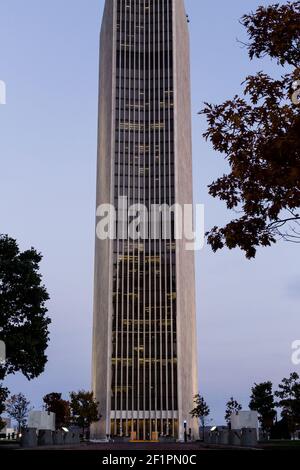 ALBANY., ÉTATS-UNIS - 21 février 2021 : Corning Tower à Albany, NY au coucher du soleil. Empire State plaza à Albany, New York. Banque D'Images