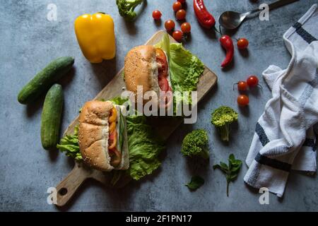 Sandwich continental de collations préparé avec des ingrédients alimentaires crus. Banque D'Images