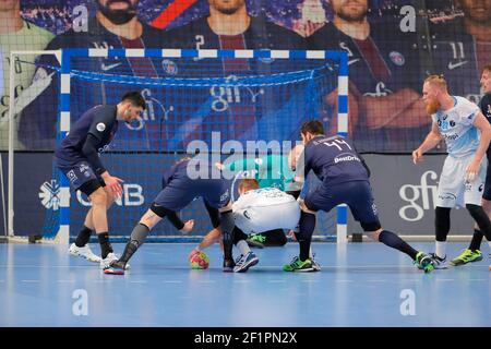 Valentin PORTE (Montpellier Handball), Jesper Nielsen (PSG Handball), Nikola Karabatic (PSG Hanball), Luka Stepancic (PSG Hanball) lors du match de handball de la coupe française entre Paris Saint Germain Handball et Montpellier le 22 février 2017 au stade Pierre de Coubertin à Paris, France - photo Stephane Allaman / DPPI Banque D'Images