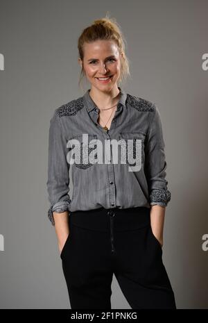 Dresde, Allemagne. 08 mars 2021. Stephanie Müller-Spirra, journaliste sportive et présentatrice de l'exposition sportive ARD et de 'sport im Osten', est sur le point d'entamer une table ronde à l'occasion de la Journée des femmes de cette année sur l'égalité des sexes dans le sport à l'invitation du ministère saxon pour l'égalité des chances dans le Dreikönigskirche. Credit: Robert Michael/dpa-Zentralbild/ZB/dpa/Alay Live News Banque D'Images