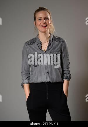 Dresde, Allemagne. 08 mars 2021. Stephanie Müller-Spirra, journaliste sportive et présentatrice de l'exposition sportive ARD et de 'sport im Osten', est sur le point d'entamer une table ronde à l'occasion de la Journée des femmes de cette année sur l'égalité des sexes dans le sport à l'invitation du ministère saxon pour l'égalité des chances dans le Dreikönigskirche. Credit: Robert Michael/dpa-Zentralbild/ZB/dpa/Alay Live News Banque D'Images