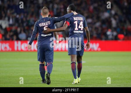 Blaise Mathuidi (psg) a marqué un but et l'a célébré avec Marco Verratti (psg) lors du championnat de France Ligue 1 de football entre Paris Saint-Germain et EA Guingamp le 9 avril 2017 au stade du Parc des Princes à Paris, France - photo Stephane Allaman / DPPI Banque D'Images