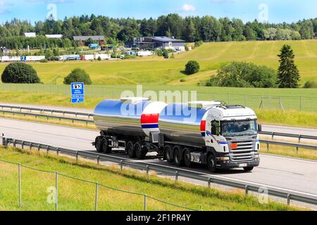 Camion-citerne Scania transportant de l'ADR 99-3257, liquide à température élevée, sur l'autoroute 1, station-service en arrière-plan. Salo, Finlande. 10 juillet 2020. Banque D'Images