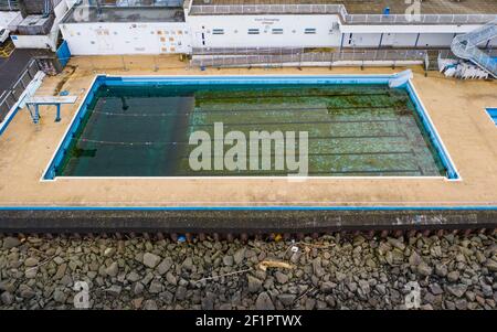 Gourock, Écosse, Royaume-Uni. 9 mars 2021. Le verrouillage du coronavirus a fait que la piscine extérieure de Gourock a été fermée au public pendant des mois et l'eau de la piscine est devenue stagnante et sale. Beaucoup d'entretien et de nettoyage seront nécessaires pour amener la piscine à l'état de préparation quand le verrouillage est détendu. Iain Masterton/Alay Live News Banque D'Images