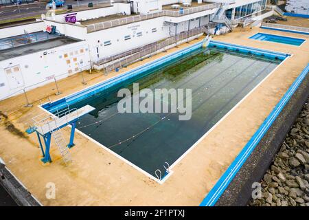 Gourock, Écosse, Royaume-Uni. 9 mars 2021. Le verrouillage du coronavirus a fait que la piscine extérieure de Gourock a été fermée au public pendant des mois et l'eau de la piscine est devenue stagnante et sale. Beaucoup d'entretien et de nettoyage seront nécessaires pour amener la piscine à l'état de préparation quand le verrouillage est détendu. Iain Masterton/Alay Live News Banque D'Images