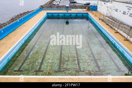 Gourock, Écosse, Royaume-Uni. 9 mars 2021. Le verrouillage du coronavirus a fait que la piscine extérieure de Gourock a été fermée au public pendant des mois et l'eau de la piscine est devenue stagnante et sale. Beaucoup d'entretien et de nettoyage seront nécessaires pour amener la piscine à l'état de préparation quand le verrouillage est détendu. Iain Masterton/Alay Live News Banque D'Images