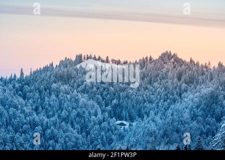 Beau lever de soleil d'hiver dans les collines enneigées d'Emmental Banque D'Images