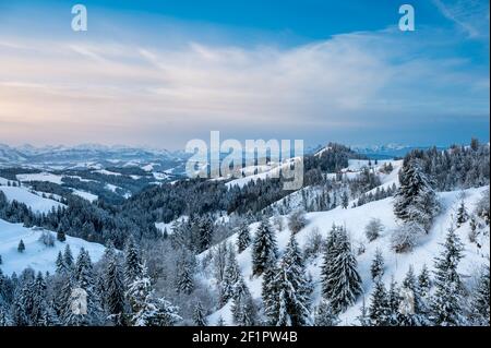 Vue de Lüderenalp sur les collines d'Emmental sur magnifique matin d'hiver en hiver Banque D'Images