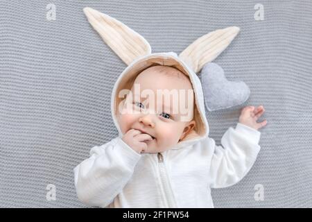 Mignon enfant dans un costume de lapin. Concept de Pâques Banque D'Images