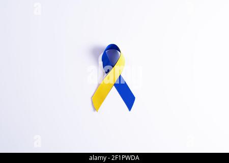 Journée de syndrome de Down avec ruban bleu jaune de sensibilisation du patient de soutien avec handicap de maladie Banque D'Images
