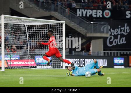 Anthony LOPES (Olympique Lyonnais) a sorti le ballon du Firmin MUBELE (STADE RENNAIS FOOTBALL CLUB) lors du match de football L1 du championnat français entre Rennes et Lyon, le 11 août 2017 au stade Roazhon Park à Rennes, France - photo Stephane Allaman / DPPI Banque D'Images