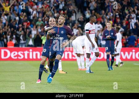 Neymar da Silva Santos Junior - Neymar Jr (PSG) a marqué un nouveau but et l'a célébré avec Layvin Kurzawa (psg) lors du championnat français L1 du match de football entre Paris Saint-Germain (PSG) et le Toulouse football Club, le 20 août 2017, au Parc des Princes, à Paris, France - photo Stephane Allaman / DPPI Banque D'Images