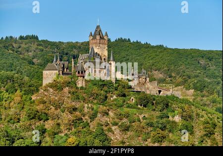 Magnifique château de Reichsburg sur une colline à Cochem, en Allemagne Banque D'Images