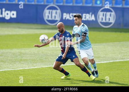 (G-D) Mikel Rico (Huesca), Hugo Mallo (Celta), 7 MARS 2021 - football : Espagnol 'la Liga Santander' match entre SD Huesca 3-4 RC Celta de Vigo à l'Estadio El Alcoraz à Huesca, Espagne. (Photo de Mutsu Kawamori/AFLO) Banque D'Images