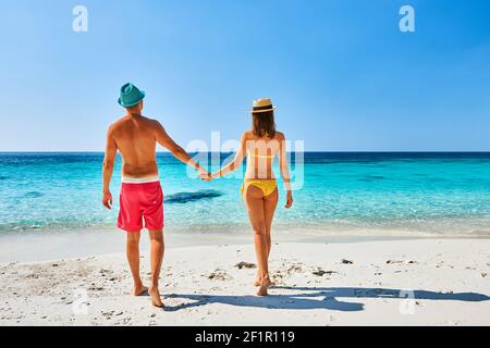 Couple marchant sur une plage tropicale Banque D'Images