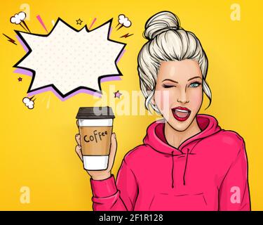Pop art vecteur annonce bannière avec wenking jeune blond cheveux femme dans rose hoody tenant papier tasse à café avec couvercle en plastique illustration sur fond jaune. Concept de boisson à emporter. Affiche du café-restaurant. Illustration de Vecteur