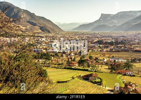 Vue sur Merano (Meran) le Tyrol du Sud et la vallée de l'Adige Direction Bolzano (Bozen) - Italie - Südtirol - Alto Adige Banque D'Images
