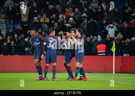 Edinson Roberto Paulo Cavani Gomez (psg) (El Matador) (El Botija) (Florestan) a marqué le deuxième but du match, célébration avec Thiago Silva (PSG), Neymar da Silva Santos Junior - Neymar Jr (PSG), Adrien Rabiot (psg), Presnel Kimpembe (PSG) lors du championnat de France Ligue 1 match de football entre Paris Saint-Germain et ESTAC Troyes le 29 novembre 2017 au stade du Parc des Princes à Paris, France - photo Stephane Allaman / DPPI Banque D'Images