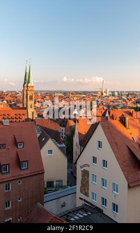 Vue sur la ville de Nuremberg, en Allemagne, avec les clochers de l'église Saint-Lorenz. Banque D'Images