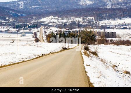 Autoroute et route paysage et vue, hiver neige et lumière du soleil en Géorgie Banque D'Images