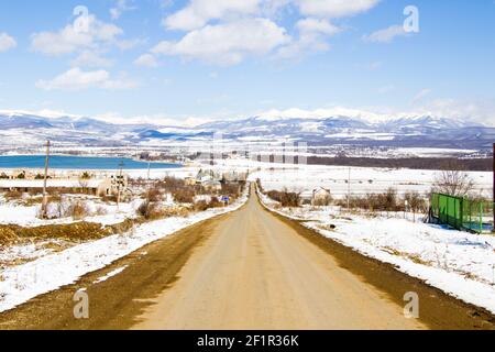 Autoroute et route paysage et vue, hiver neige et lumière du soleil en Géorgie Banque D'Images