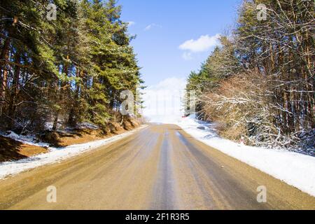 Autoroute et route paysage et vue, hiver neige et lumière du soleil en Géorgie Banque D'Images