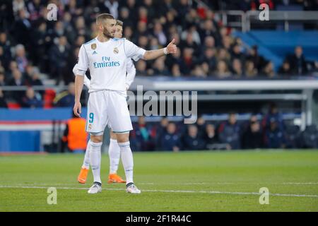 Karim Benzema (Real Madrid Club de Futbol) montre une grande action de Patner, Cristiano Ronaldo dos Santos Aveiro (Real Madrid Club de Futbol) pendant la Ligue des champions de l'UEFA, ronde de 16, 2ème match de football entre le FC Paris Saint-Germain et le FC Real Madrid le 6 mars, 2018 au stade du Parc des Princes à Paris, France - photo Stephane Allaman / DPPI Banque D'Images