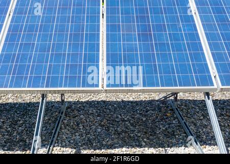 Vue rapprochée d'une rangée de panneaux solaires modernes sur un toit plat Banque D'Images