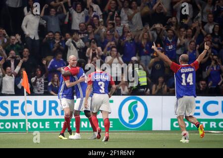 Zinedine Zidane (France 98) a fêté le but marqué par Alain BOGHOSSIAN (France 98), Bixente Lizarazu (France 98), Alain BOGHOSSIAN (France 98) lors du match de football amical 2018 entre France 98 et FIFA 98 le 12 juin 2018 à U Arena à Nanterre près de Paris, France - photo Stephane Allaman / DPPI Banque D'Images