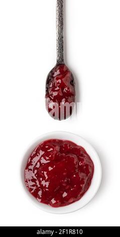 Petit bol en verre et cuillère de confiture de baies rouges Banque D'Images