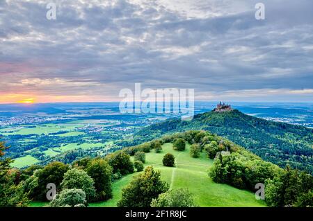 Château Hohenzollern en haut de la montagne en Allemagne Banque D'Images