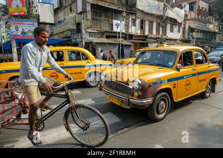 Kolkata, Inde - janvier 2021: Taxis conduisant dans une rue à Kolkata le 29 janvier 2021 à Bengale-Occidental, Inde. Banque D'Images