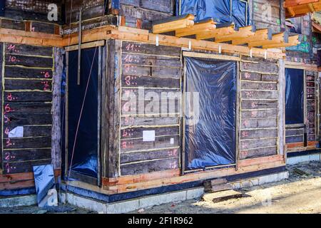 restauration d'une ancienne maison en bois par numérotation, démontage, montage et remplacement des éléments endommagés Banque D'Images