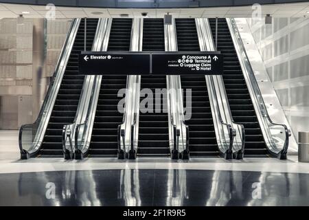 Escaliers mécaniques de l'aéroport sans personne Banque D'Images